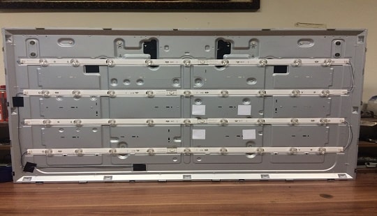 تکنسین در حال تعمیر بک لایت تلویزیون اسنوا — تعمیر باما