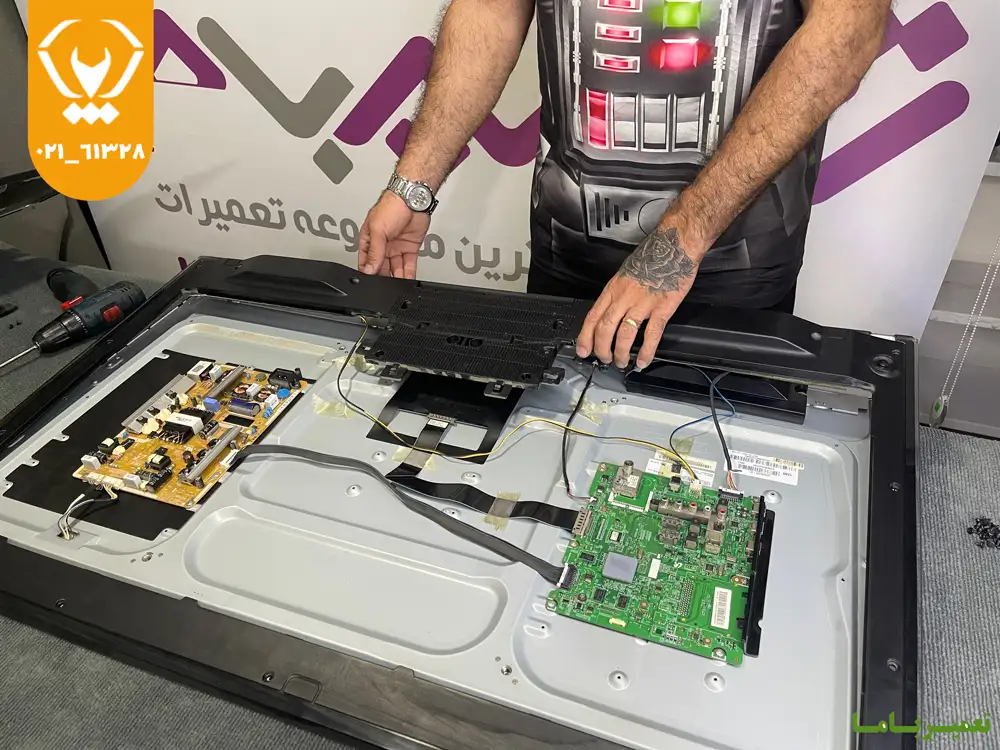 نمای داخلی تلویزیون الجی باز شده برای بررسی علت داغ شدن برد پاور و قطعات داخلی