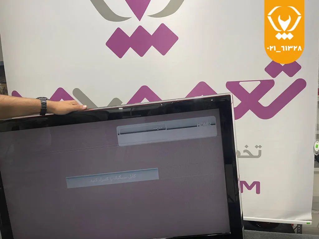 تکنسین در حال بررسی برد درایور بکلایت تلویزیون الجی برای تشخیص علت کمنور شدن صفحه